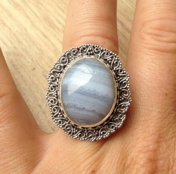 Zilveren ring met blauw Lace Agaat bewerkte kop en band 18 mm